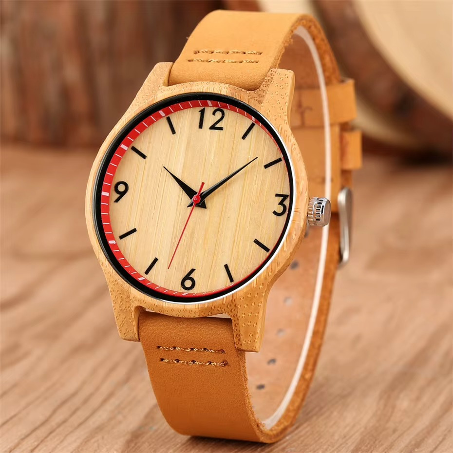 Montre Hanami en bois minimaliste avec cadran cerclé rouge et bracelet en cuir marron clair vue de face