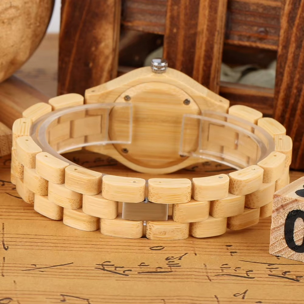 Montre en bois pour femme Havane avec bracelet en bois naturel et fermoir métallique, vue arrière du cadran naturel 32 mm avec lunette noire
