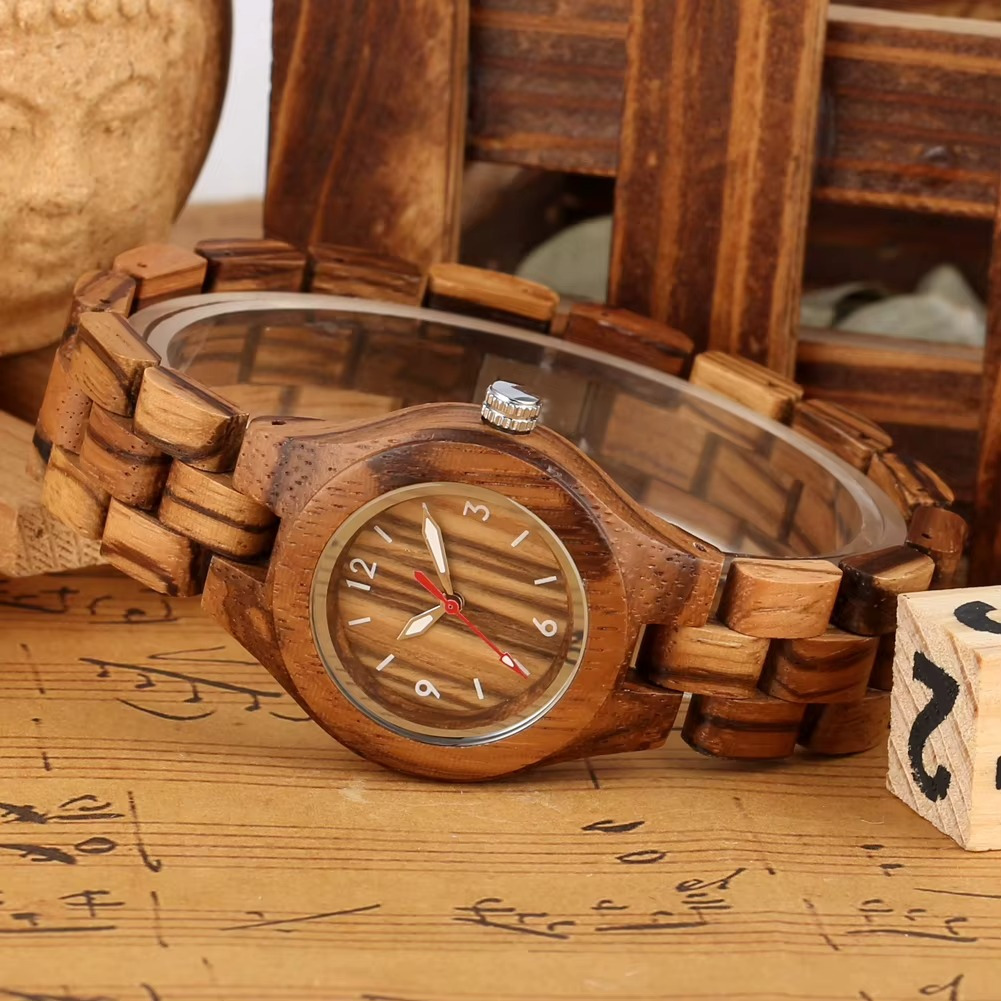 Montre en bois pour femme Havane avec cadran naturel 32 mm et bracelet en bois détaillé