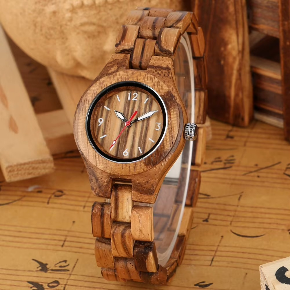 Montre en bois pour femme Havane avec cadran naturel 32 mm et lunette noire vue de face sur bracelet en bois