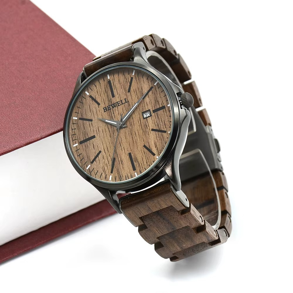 Montre en bois homme Milano avec cadran en noyer et bezel noir minimaliste vue de face avec bracelet en bois