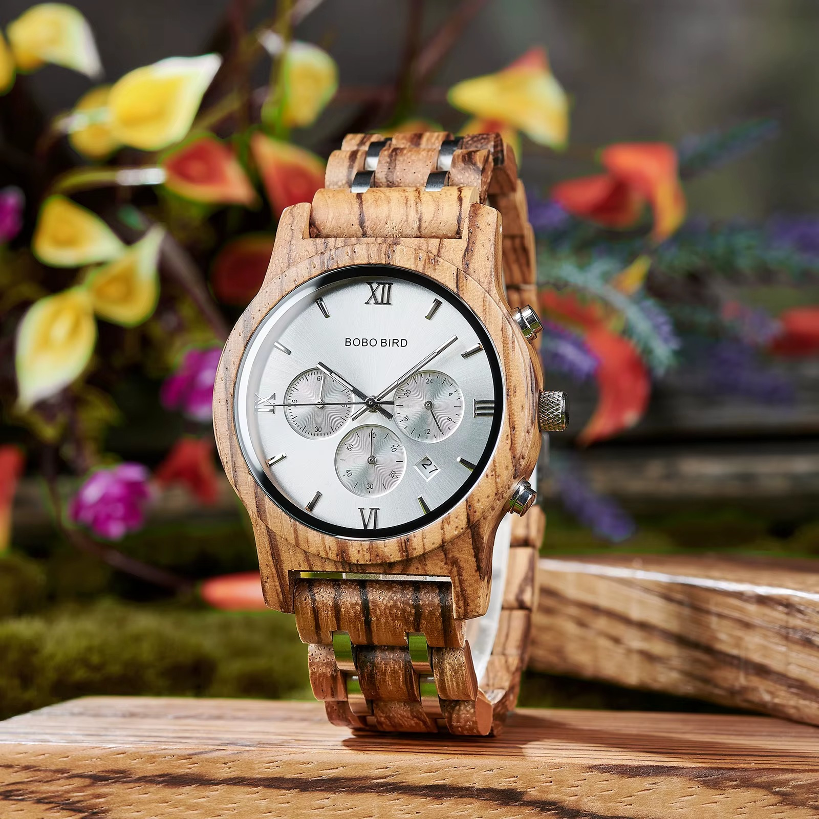 Montre homme Manhattan en bois zébrano et acier avec cadran chronographe blanc vue de face