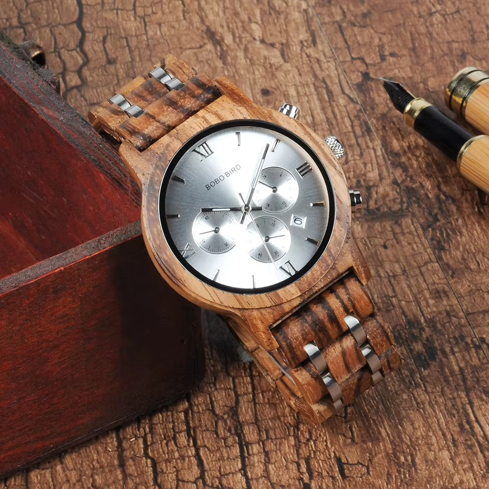 Montre homme Manhattan en bois zébrano et acier avec cadran chronographe argenté vue rapprochée sur bracelet et boîtier