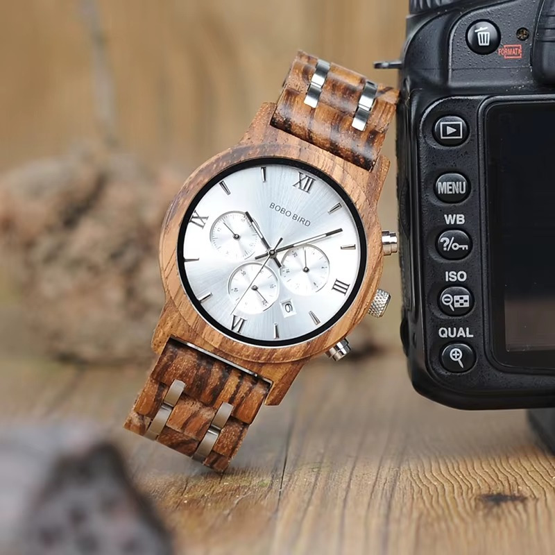 Montre homme Manhattan en bois zébrano et acier avec cadran chronographe argenté vue de face