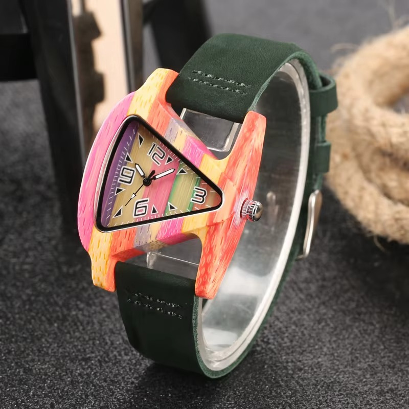Montre Jaipur femme en bois avec cadran triangulaire multicolore et chiffres, bracelet en cuir vert foncé