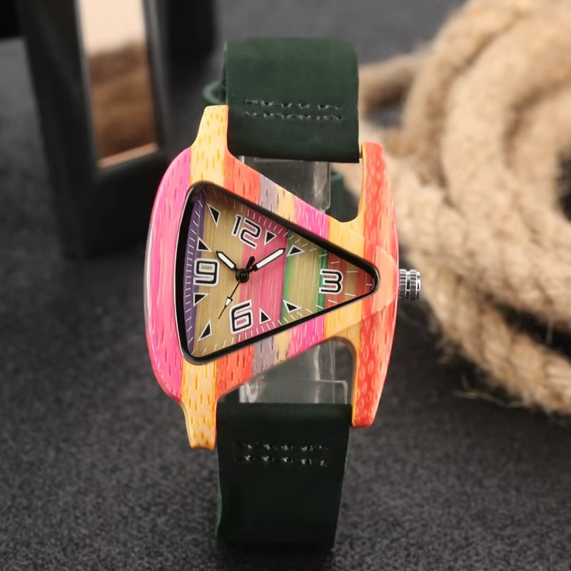 Montre Jaipur femme en bois multicolore avec cadran triangulaire et chiffres, bracelet en cuir vert foncé