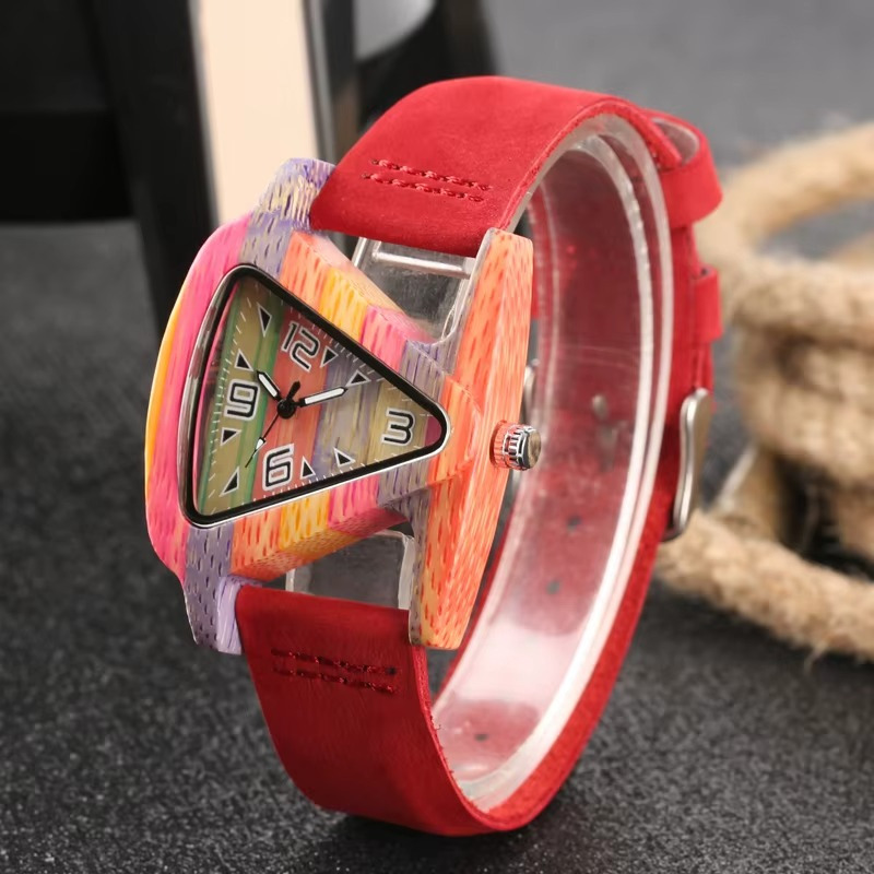Montre Jaipur femme en bois et cuir rouge avec cadran triangulaire multicolore et chiffres
