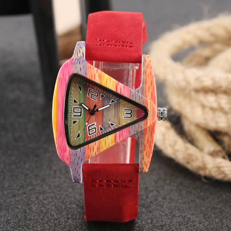 Montre Jaipur pour femme avec bracelet en cuir rouge, cadran triangulaire en bois multicolore et chiffres arabes