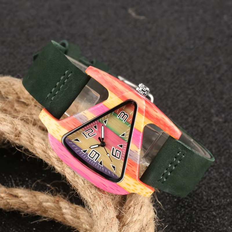 Montre Jaipur pour femme avec cadran triangulaire en bois coloré et bracelet en cuir vert foncé