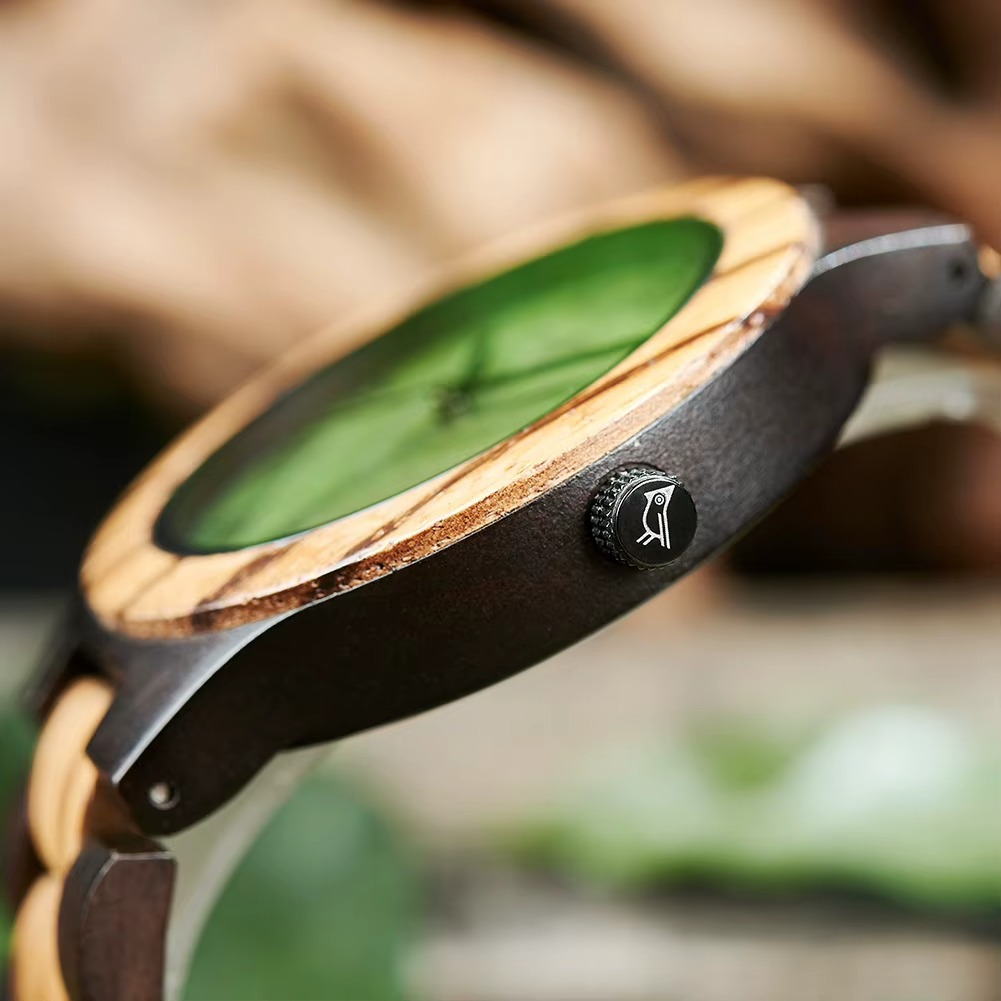 Montre en bois Kodama avec cadran vert feuille et boîtier marron vue de côté sur la couronne