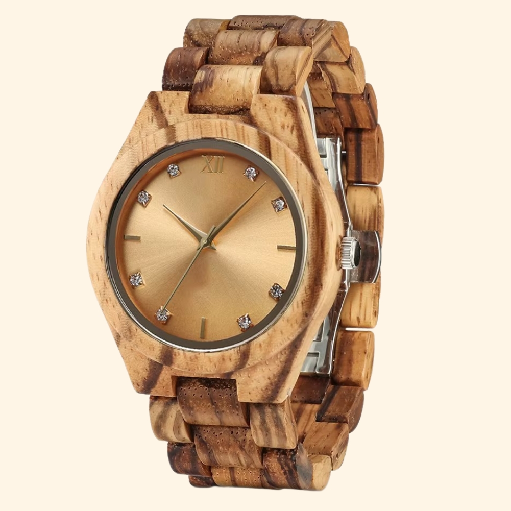 Montre Livia en bois pour femme avec cadran doré épuré et index strass, vue de face avec bracelet en bois naturel