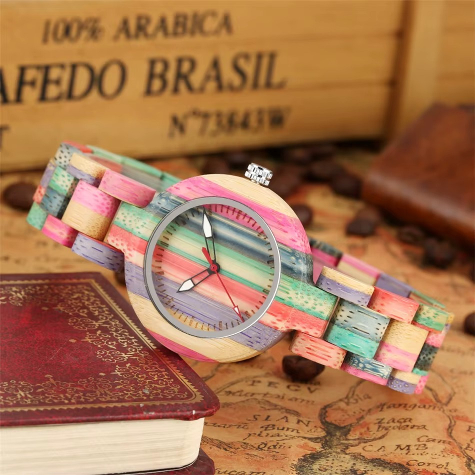 Montre Lumina pour femme en bois coloré avec cadran rond de 36 mm et aiguilles lumineuses