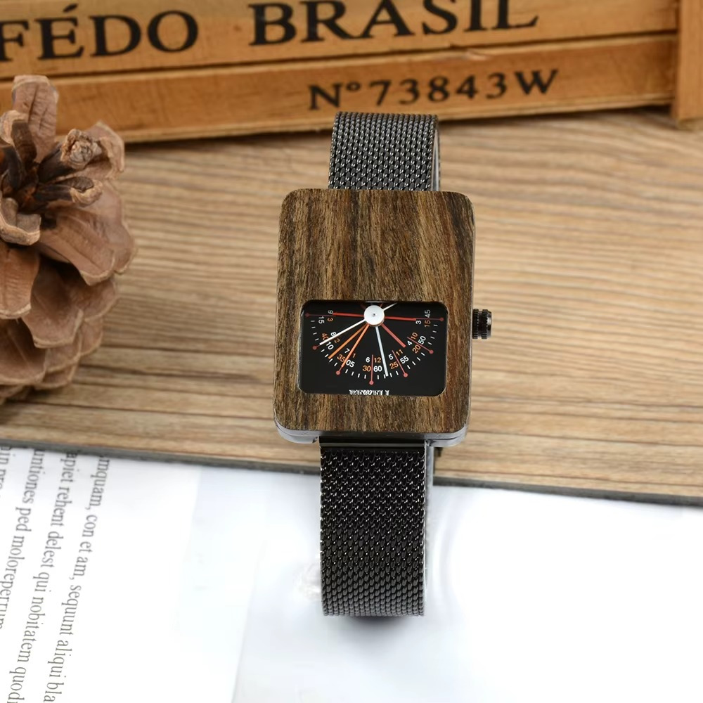 Montre femme Milan en bois et acier avec cadran éventail noir et bracelet maille milanaise gris foncé