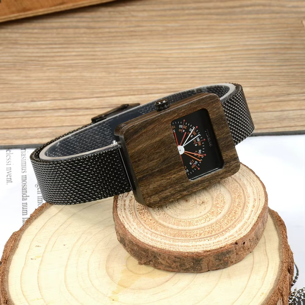 Montre Milan pour femme en bois et acier avec cadran éventail et bracelet maille noire vue de profil