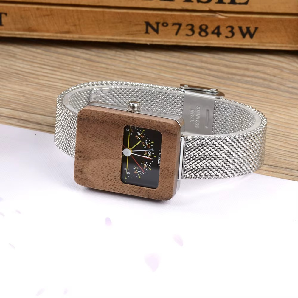 Montre femme Milan avec cadran éventail en bois et bracelet maille en acier argenté vue de face