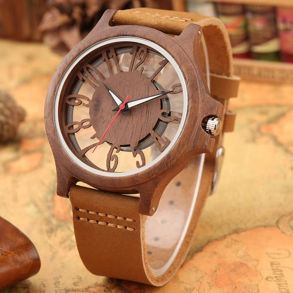 Montre Mirage en bois et cuir homme avec cadran ajouré et chiffres arabes, bracelet cuir marron clair