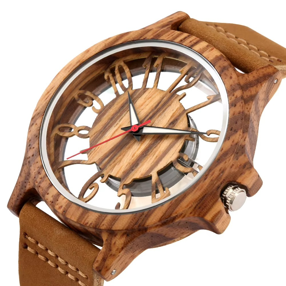 Montre Mirage pour homme en bois et cuir avec cadran ajouré et chiffres arabes, bracelet cuir marron clair, vue en angle rapproché