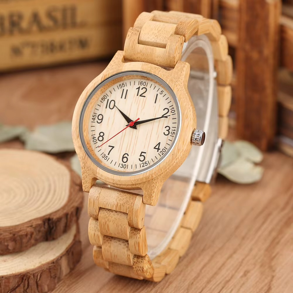 Montre en bois pour femme modèle Nara en bambou naturel avec cadran clair et bracelet en maillons bois