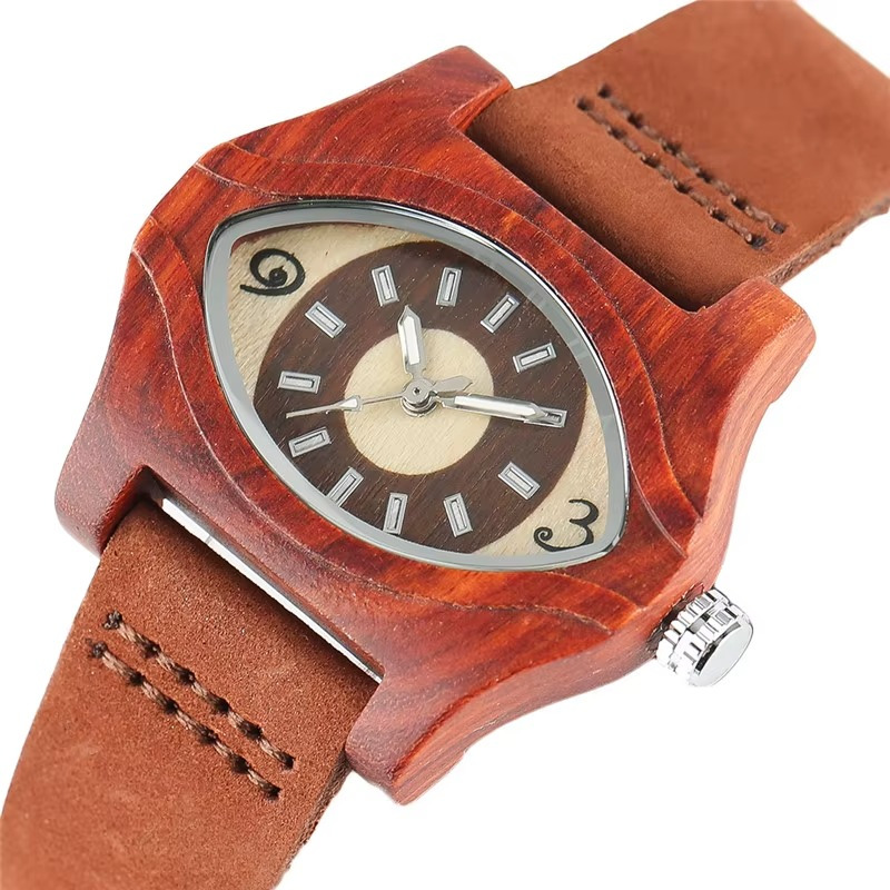 Montre en bois mixte Nazar avec boîtier en bois rouge en forme d'œil et bracelet en cuir marron, vue rapprochée du cadran et de la couronne
