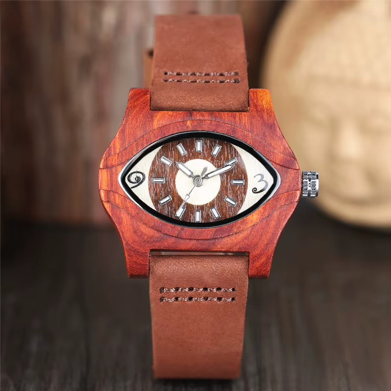 Montre en bois mixte modèle Nazar avec boîtier en bois rouge en forme d'œil et bracelet en cuir marron, vue de face détaillée