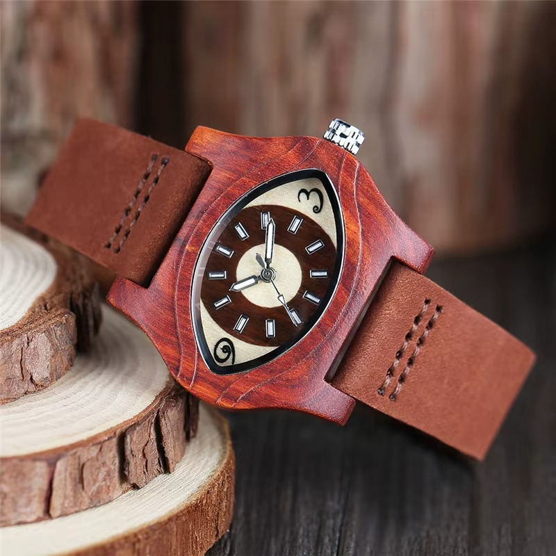 Montre en bois mixte modèle Nazar avec boîtier œil en bois rouge et bracelet en cuir marron, vue en angle rapproché