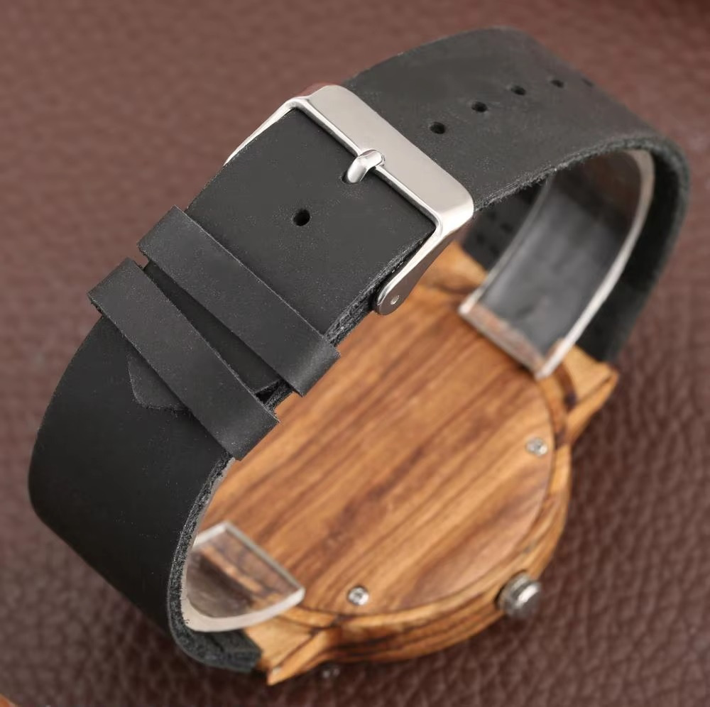 Montre Nébula pour homme avec cadran en bois naturel et bracelet en cuir noir vue arrière sur boucle argentée
