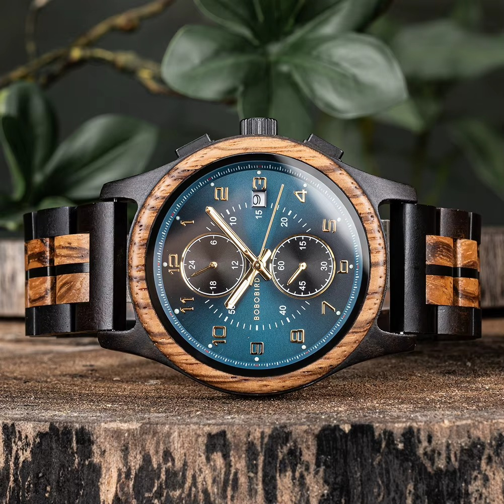 Montre en bois bicolore Neptune avec cadran bleu nuit, chronographe et chiffres romains, vue de face détaillée