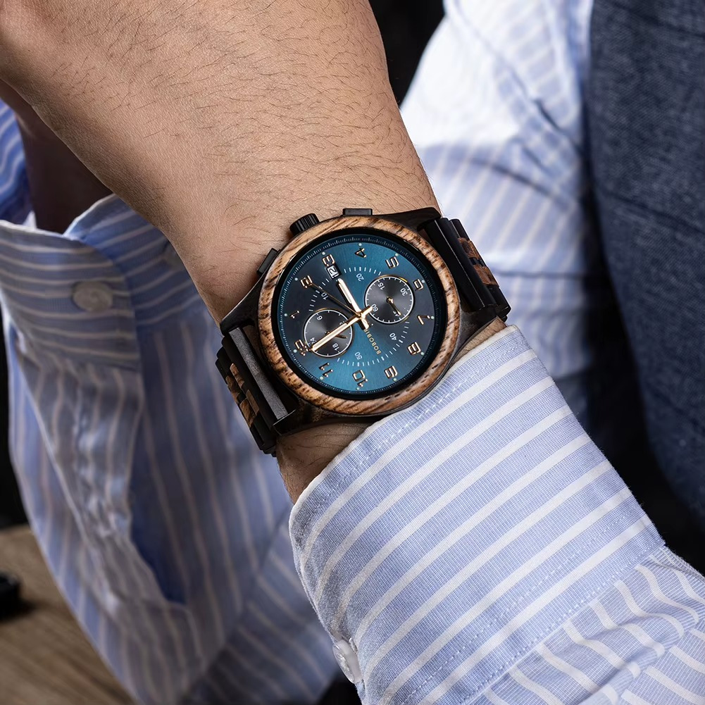 Montre Neptune en bois bicolore avec cadran bleu nuit et chiffres romains portée au poignet