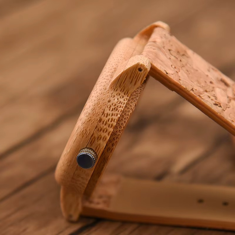 Montre Porto en bois avec boîtier en bambou et bracelet en liège, vue rapprochée sur le côté et la couronne