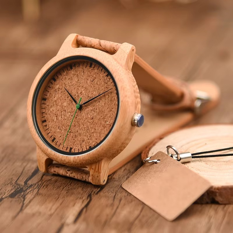 Montre Porto en bois avec boîtier en bambou, cadran et bracelet en liège minimaliste vue de face sur support en bois