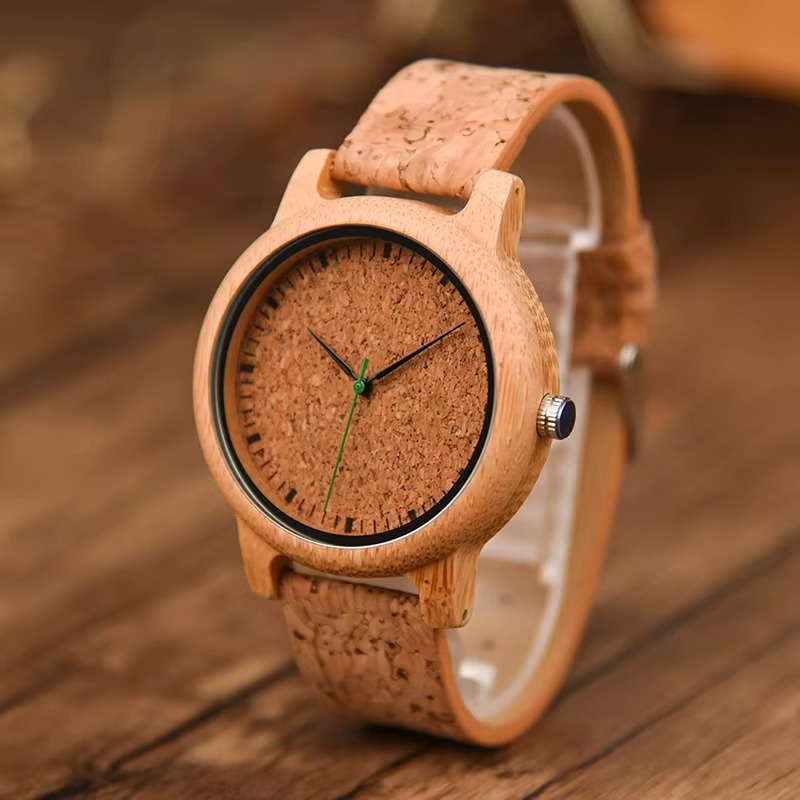 Montre en bois modèle Porto avec boîtier en bambou, cadran et bracelet en liège minimaliste sur fond bois