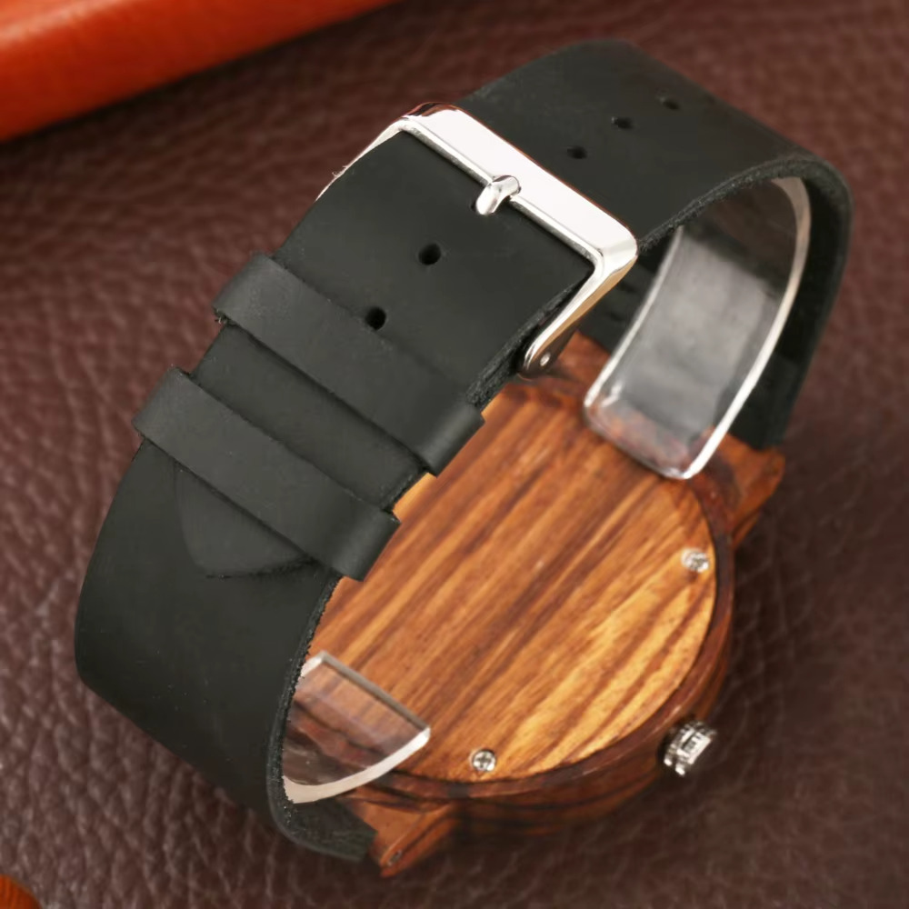 Montre Prisme en bois pour homme avec cadran mosaïque géométrique et bracelet cuir noir vue arrière sur boucle métallique