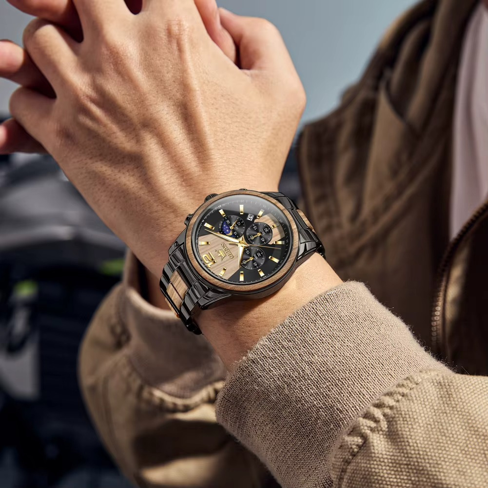 Montre Sahara en bois et acier pour homme avec chronographe quartz et phase de lune, vue portée au poignet avec cadran noir et détails dorés
