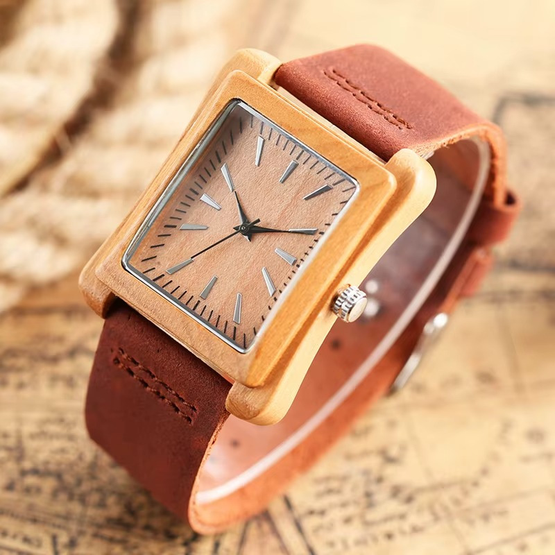 Montre en bois mixte Stockholm avec cadran rectangulaire en bambou clair et bracelet en cuir marron vue rapprochée
