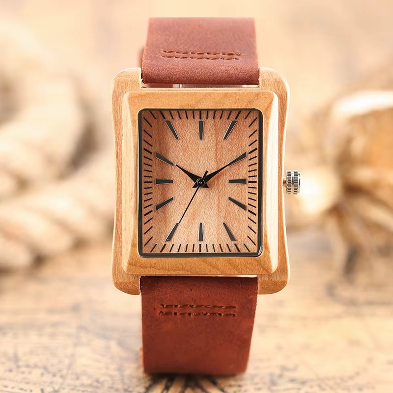 Montre en bois mixte Stockholm avec cadran rectangulaire en bambou clair et bracelet en cuir marron vue de face