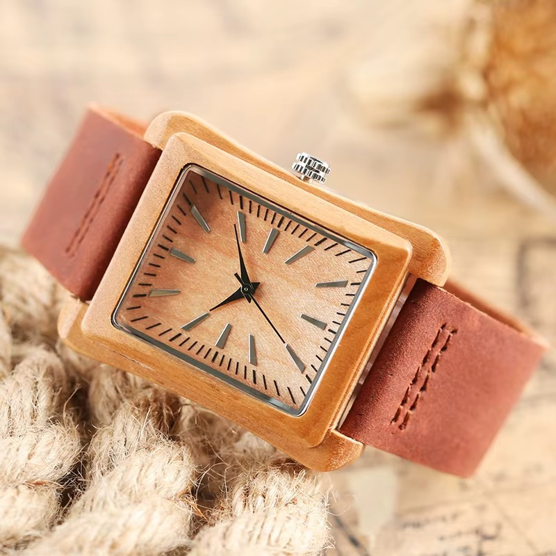 Montre en bois mixte modèle Stockholm avec cadran rectangulaire en bambou clair et bracelet en cuir marron vue de face