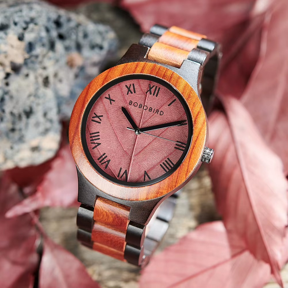 Montre en bois Sylva avec cadran en forme de feuille et chiffres romains, bracelet en bois et métal bicolore