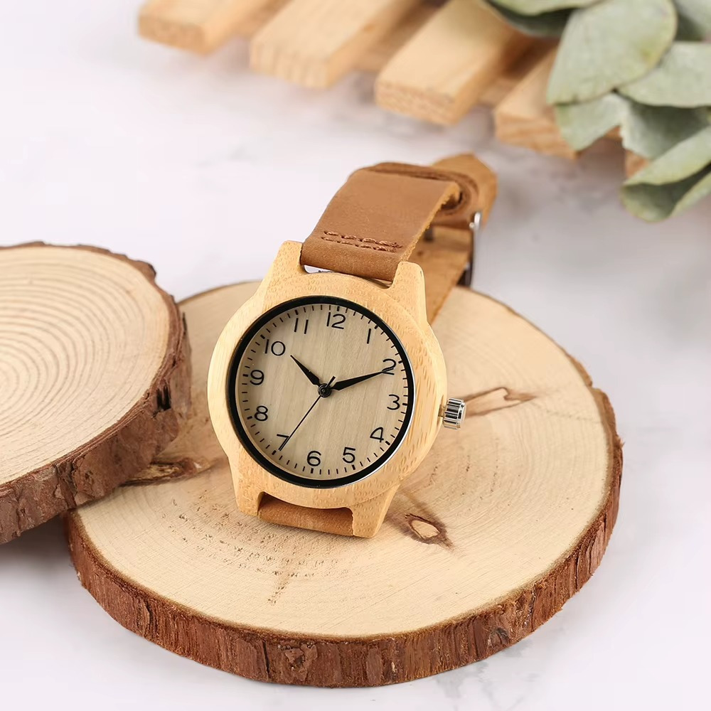 Montre Toscane en bois de bambou pour femme avec bracelet en cuir souple marron, cadran rond clair avec chiffres noirs