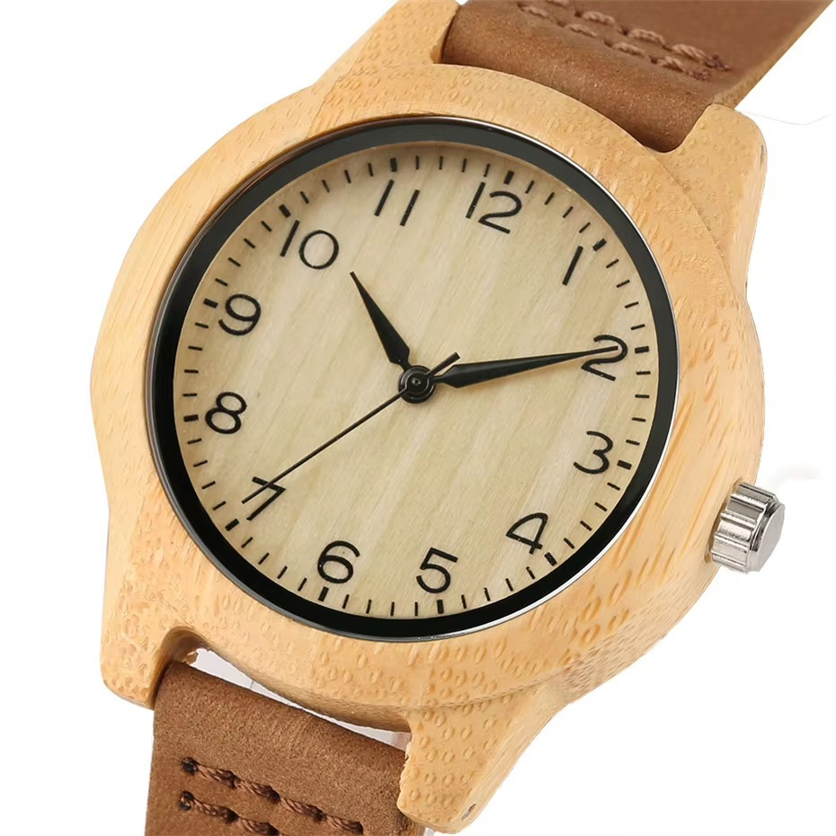 Montre Toscane pour femme en bois de bambou avec bracelet en cuir souple marron, cadran clair avec chiffres noirs