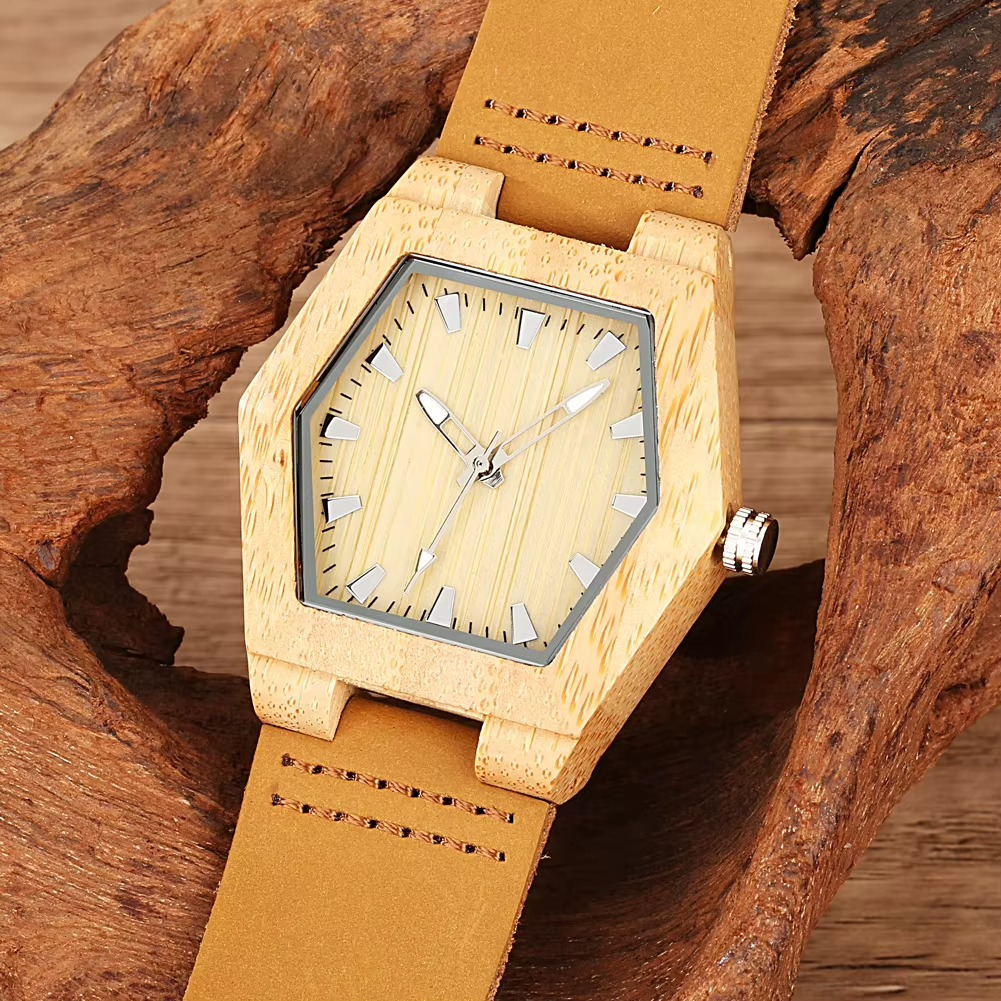 Montre en bois femme modèle Ubud avec cadran hexagonal en bois clair et bracelet en cuir marron clair
