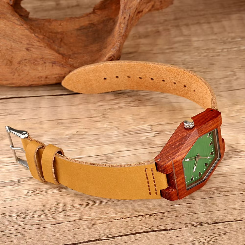 Montre en bois Ubud pour femme avec cadran hexagonal vert et bracelet en cuir camel vue de côté