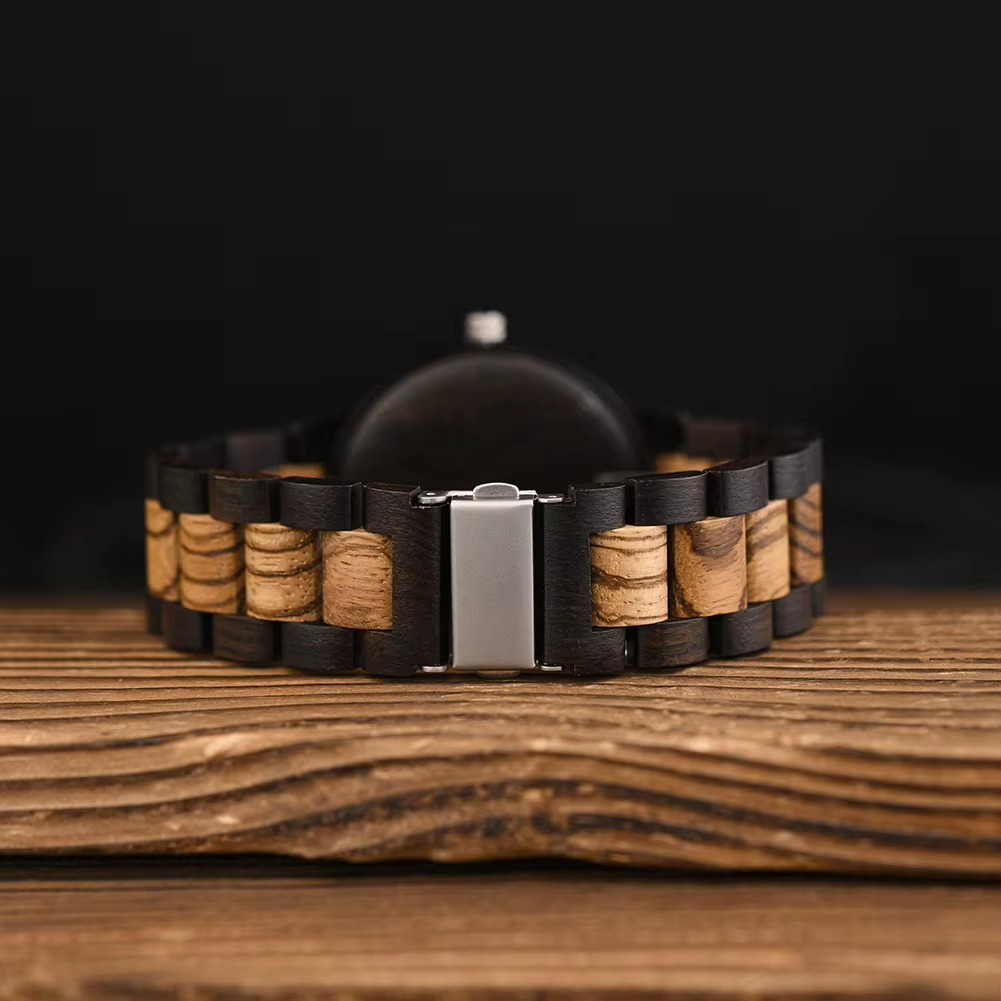 Montre en bois Viking homme Vegvisir avec bracelet en bois d'ébène et motifs clairs, vue du fermoir métallique
